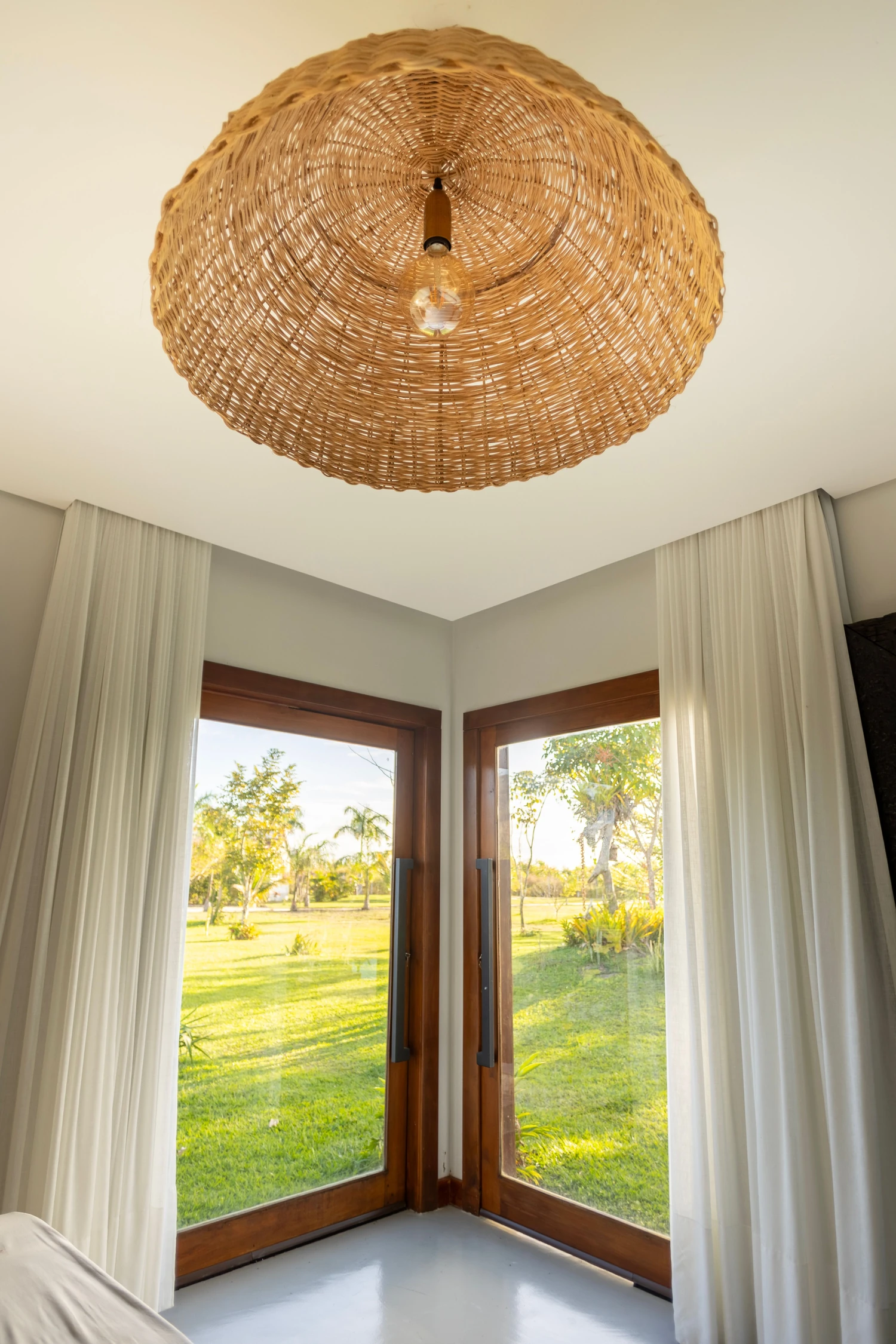 Interior com luz natural sobre o jardim