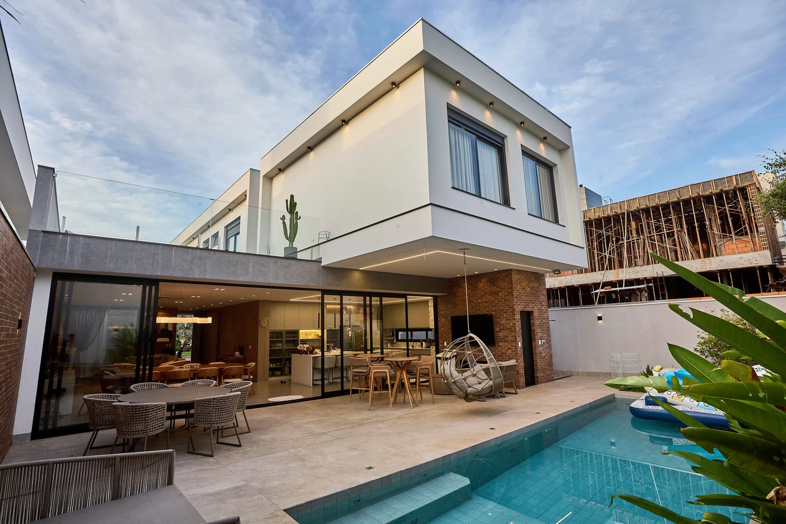 Casa da Foz — alçado principal e piscina