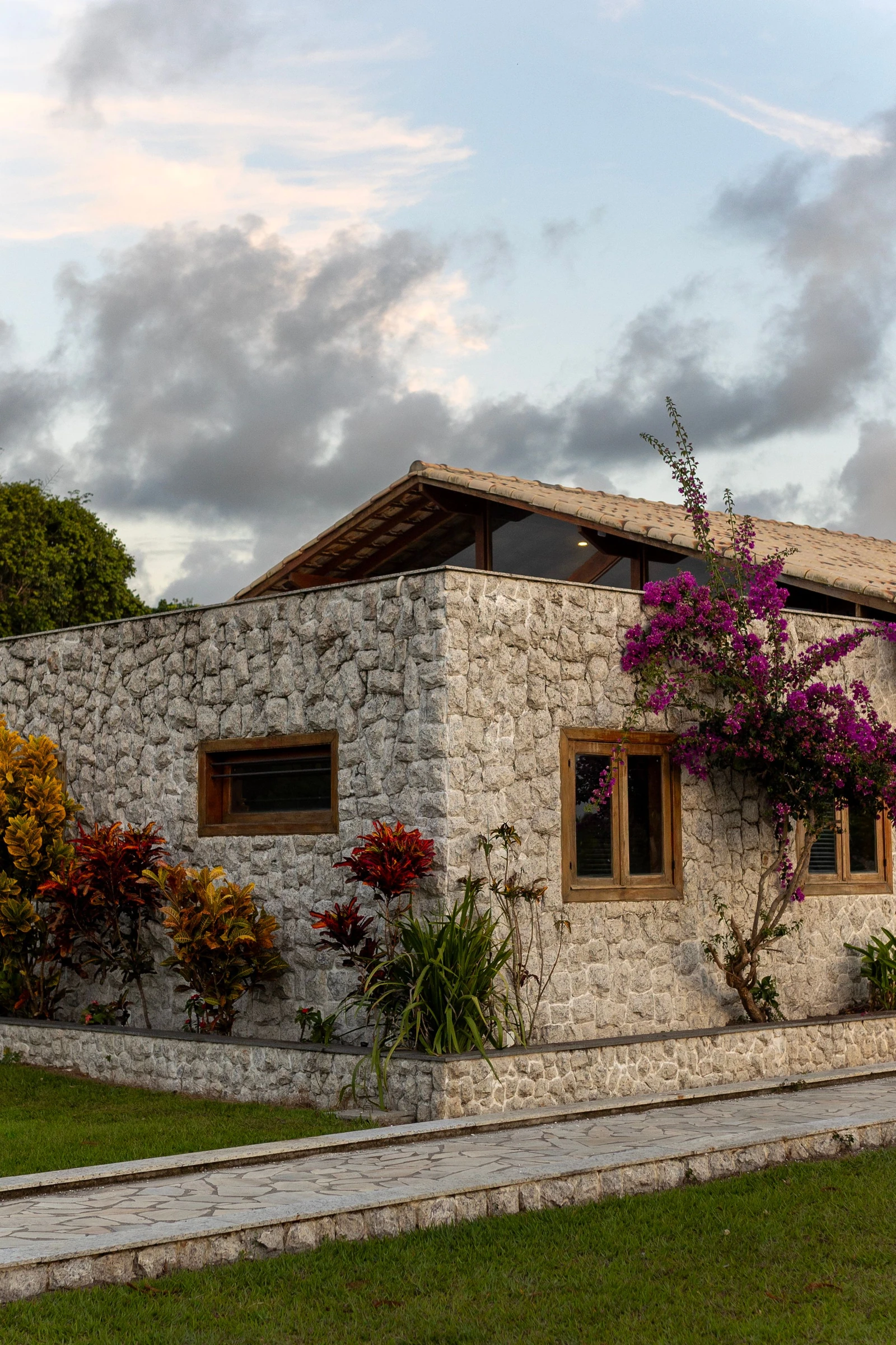 Casa de Gaia — alçado em pedra com jardim